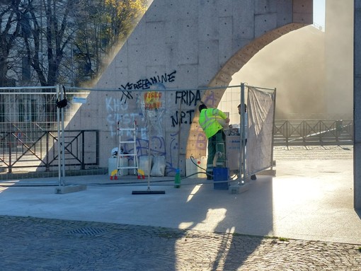 Savona, scattati gli interventi di rimozione e sanificazione dei graffiti davanti al Tribunale (FOTO)