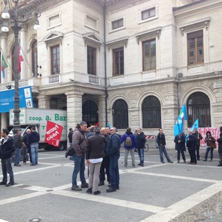 Sciopero ATA: lavoratori in presidio davanti palazzo Sisto (FOTO e VIDEO)