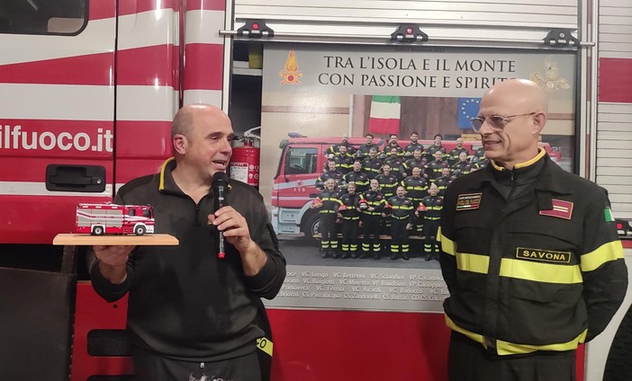 Vigili del fuoco, va in pensione Vincenzo Barlocco: al distaccamento di Albenga una serata di festa con colleghi e amici