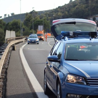 A10, tir con migranti fermato in autostrada: polizia stradale e vigili del fuoco mobilitati