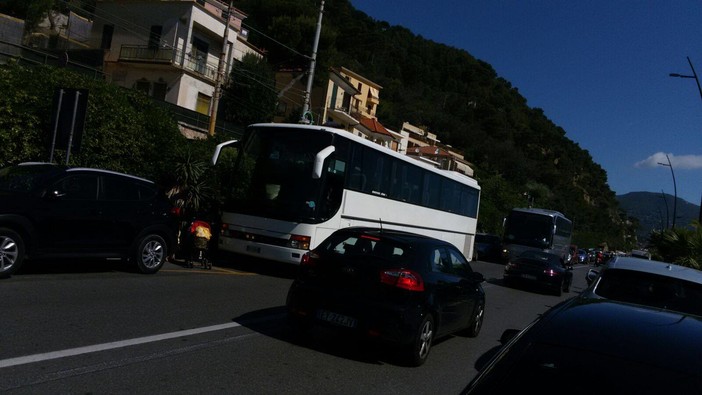 Pullman di &quot;incivili&quot; a Laigueglia, Edi Perino: &quot;Se trovano i bagni occupati la fanno nelle cabine&quot;