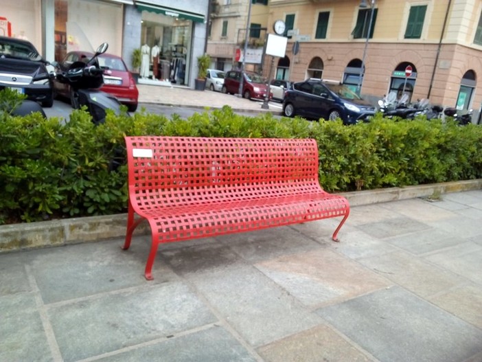 Savona, nuove panchine contro la violenza sulle donne e per ricordare i caduti sul lavoro