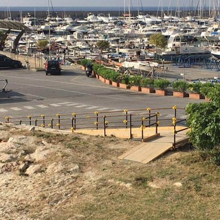 Un mare accessibile a tutti: a Finale arriva la passerella per la spiagga del porto