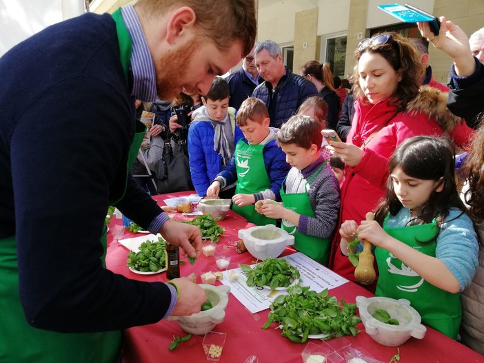 Turisti ad Andora imparano a fare il pesto a Pasquetta