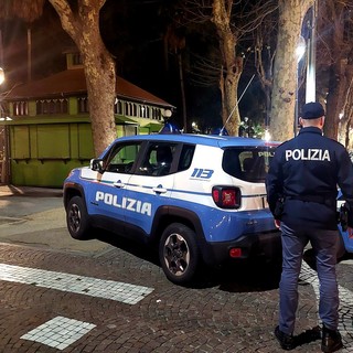 Rapinano un uomo puntandogli un coltello alla gola: due arrestati dalla Polizia