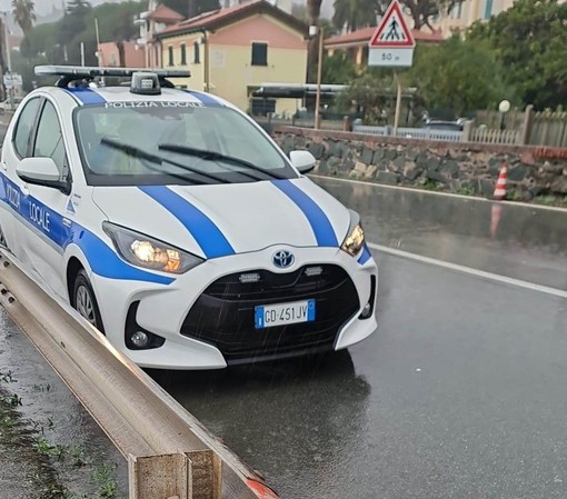 Violenti piogge a Celle, allagate alcune strade: intervento della polizia locale (FOTO)