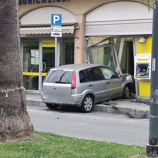 Borgio Verezzi, il 20 dicembre riapre l'Ufficio Postale: un'auto aveva sfondato la vetrata (FOTO e VIDEO)