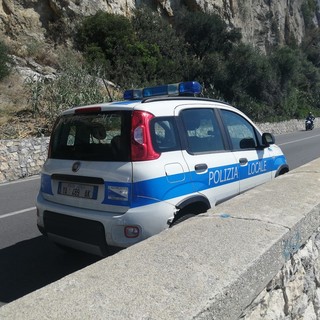Investono un ciclista a Varigotti sol furgone e scappano: turisti francesi denunciati dalla Polizia locale