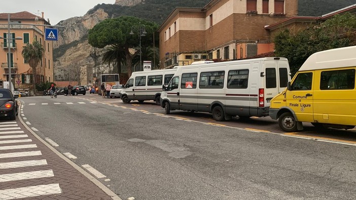 Finale,  nuovo asfalto in piazza della stazione ferroviaria: per due giorni modifiche alla viabilità