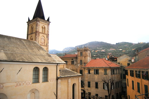 Due splendide viste dalle finestre dello IAT, dal quale si possono ammirare piazza Santa Caterina e Palazzo Ricci