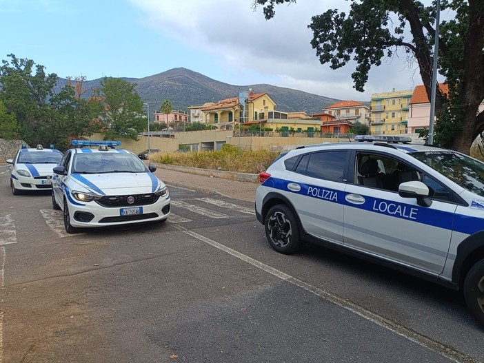 Ceriale, controlli della polizia locale con agenti in uniforme e in borghese