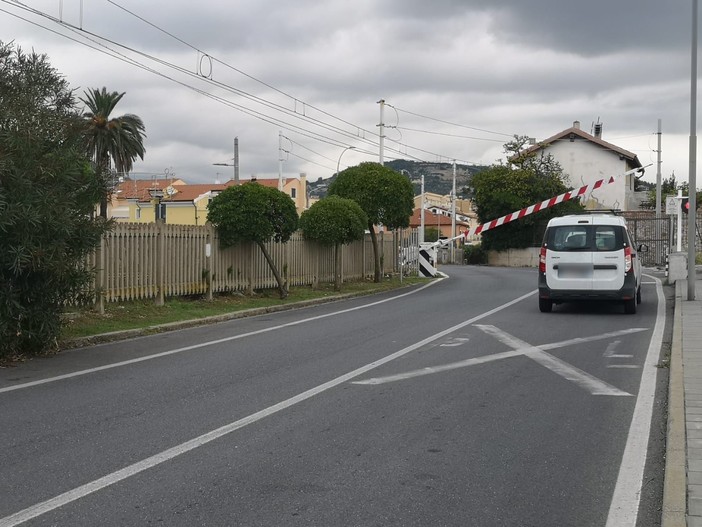 Passeggiano sui binari a Pietra Ligure e Loano, treni bloccati per il secondo giorno