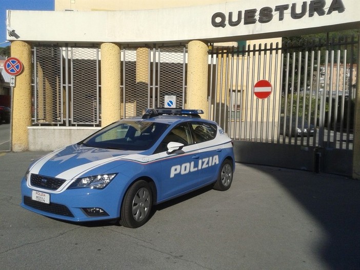 Pattuglione della polizia di stato a Savona, controllate persone ed esercizi pubblici