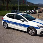 Borghetto S. Spirito, investe un motociclista e si dà alla fuga: 86enne rintracciato dalla Polizia Locale