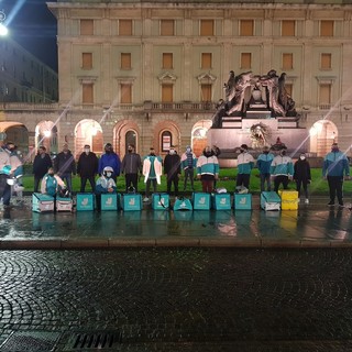 Savona, braccia incrociate dei rider in piazza Mameli: “I nostri diritti vengano riconosciuti”