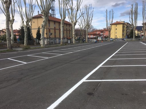 Carcare, restyling della segnaletica orizzontale in piazza Caravadossi (FOTO)