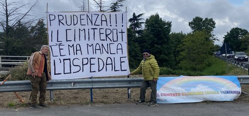 &quot;Prudenza!!! Il cimitero c'è, ma manca l'ospedale&quot;, la protesta del comitato  sanitario locale Val Bormida al Giro d'Italia