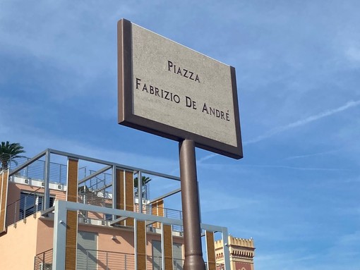 Albenga festeggia il compleanno di Fabrizio De André, una &quot;cantata in compagnia&quot; nella &quot;sua&quot; piazza con vista mare