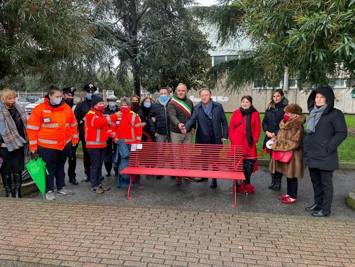 Giornata contro la violenza sulle donne, nelle Albisole inaugurate due panchine rosse (FOTO)