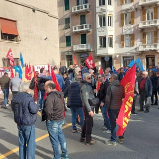 No alle morti sul lavoro, presidio e incontro con il Prefetto: &quot;Chiediamo di istituire a Savona un protocollo sugli appalti&quot; (FOTO e VIDEO)