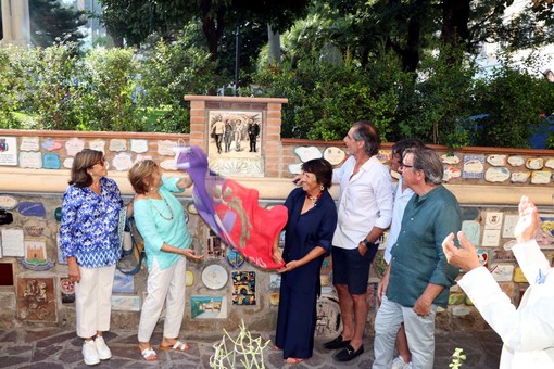 Alassio, ecco sul Muretto &quot;la madre&quot; di tutte le mattonelle: inaugurata quella dedicata ai Fratelli Berrino