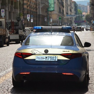 Tenta di scippare una coppia, poi aggredisce e minaccia i poliziotti: 30enne arrestato a Savona