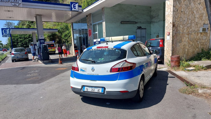 Colpita da un'auto al distributore della Margonara: una ragazza in codice giallo al San Paolo