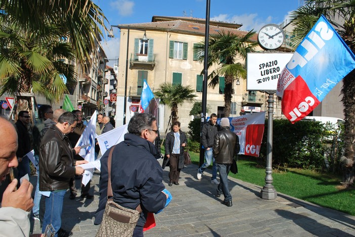 Savona: Polizia e Vigili del Fuoco hanno manifestato oggi davanti alla Prefettura