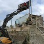 Savona, scattati i lavori di pulizia e rimozione rifiuti sulla spiaggia sotto al Priamar (FOTO)