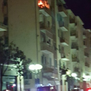 Principio di incendio su un balcone ad Albenga (FOTO e VIDEO)