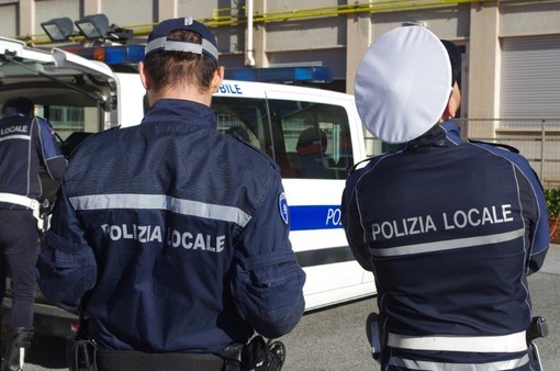 Nuovo codice della strada, passa con il rosso in via Stalingrado: prima patente ritirata dalla polizia locale