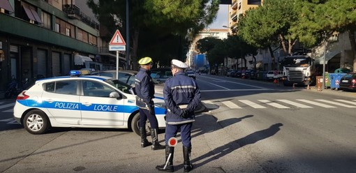 Savona, norma anti-assembramento: la polizia municipale rafforza i controlli nelle zone di maggior frequentazione