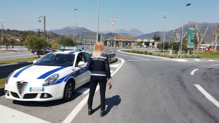 Coronavirus, Albenga potenzia i controlli sul territorio: 11 verbali della polizia locale per violazioni