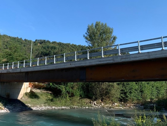 Pallare, il viceministro Rixi all'inaugurazione del nuovo ponte in località Malagatti