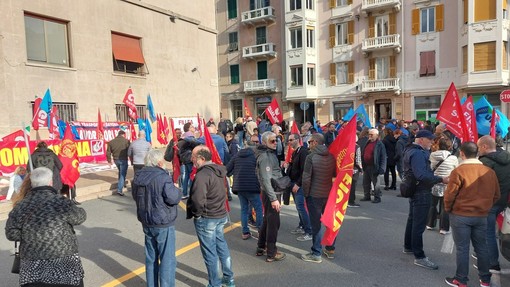 No alle morti sul lavoro, presidio e incontro con il Prefetto: &quot;Chiediamo di istituire a Savona un protocollo sugli appalti&quot; (FOTO e VIDEO)