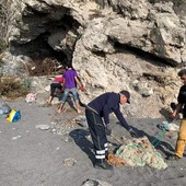 Bergeggi, maxi pulizia dai rifiuti del Lido delle Sirene: &quot;Restituita dignità ad un luogo magico&quot; (FOTO)