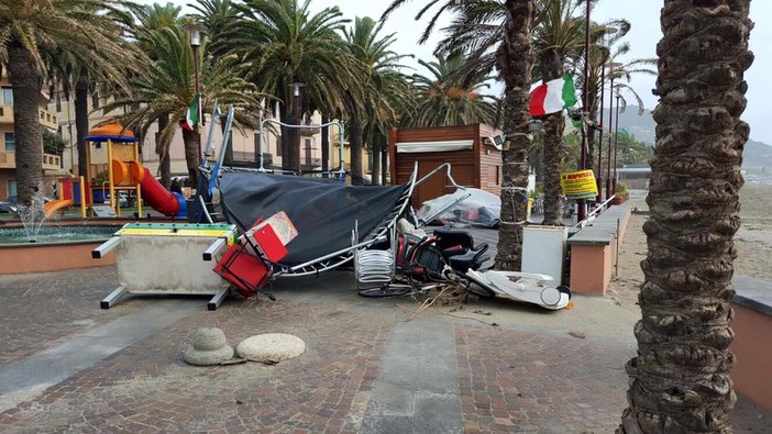 Danneggiate dal vento le giostre per bambini &quot;della discordia&quot; sul lungomare di Finale