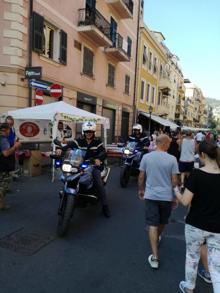 Alassio: la polizia di stato vigila sulla manifestazione Saldinbanco