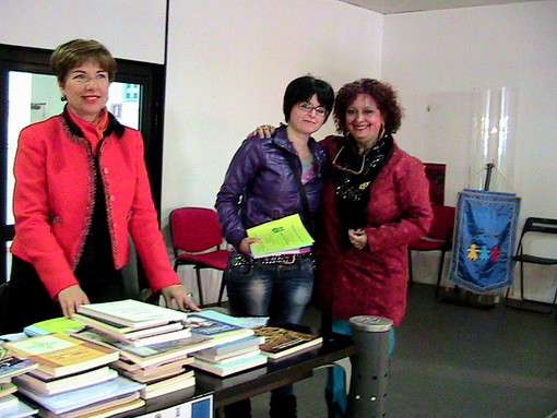 Nella foto da sin: la prof. Giulia Altamura, la neolaureata Alessandra Infurna e Renata Rusca Zargar