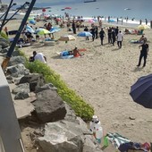 Savona, sgombero di massa di accampamenti abusivi sul litorale: 25 verbali e fermati tre irregolari (FOTO)