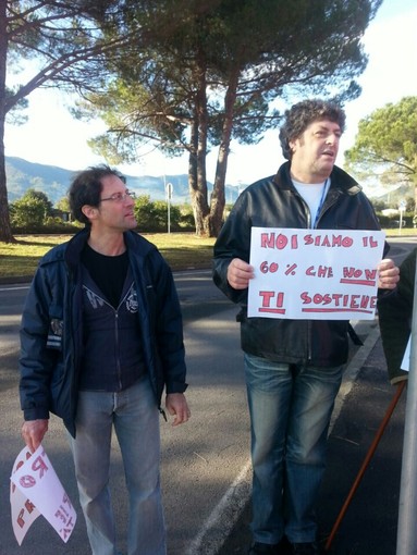 Renzi al taglio del nastro della nuova Piaggio e scatta la protesta di lavoratori e sindacati:&quot;Basta cemento, vogliamo posti di lavoro&quot;