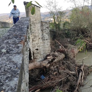 Il ponte romano resiste alla furia del Bormida, simbolo di resilienza per la comunità di Rocchetta Cairo