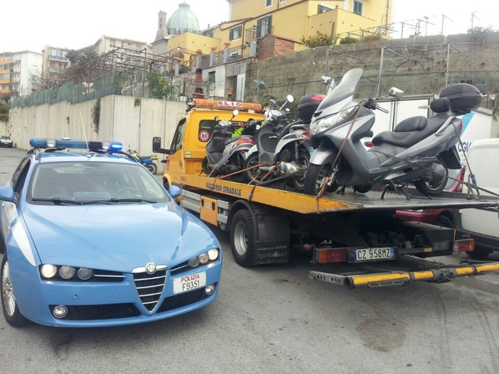 Due scooter rubati e sette senza assicurazione: maxi operazione della Polizia Stradale