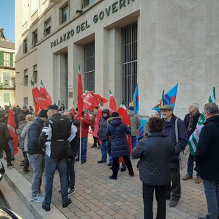 Savona, i pensionati in presidio sotto la Prefettura: &quot;Il Governo ci deve ascoltare, trattati sempre bancomat&quot;