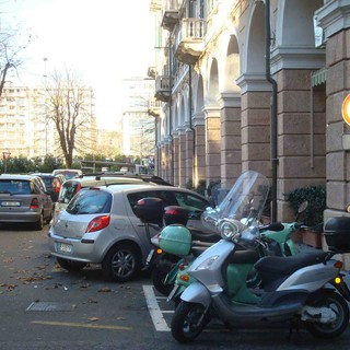 Incidente in pieno centro di Savona coinvolge un'auto, una moto e un passante