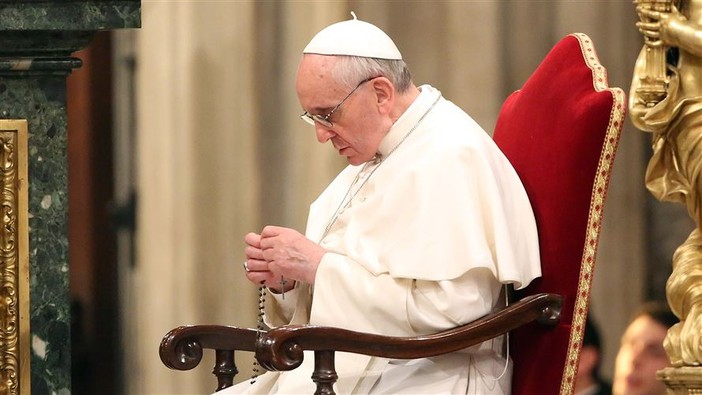 Nella foto papa Francesco in preghiera