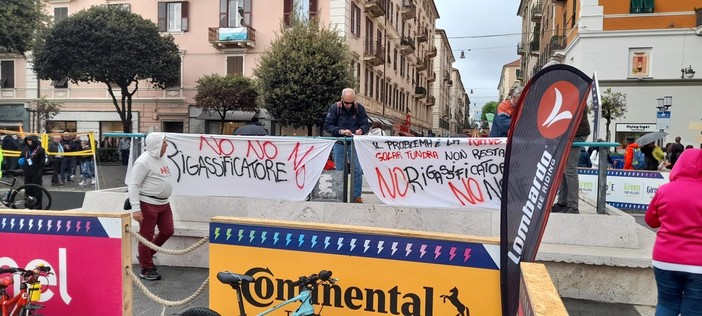 La corsa dell'E-bike scalda la Savona del Giro in rosa e scatta la protesta contro il rigassificatore