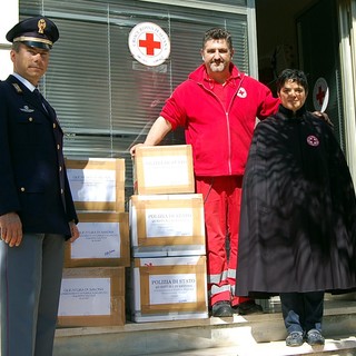 Alassio, la Polizia di Stato dona capi di abbigliamento contraffatti e sequestrati alla Croce Rossa