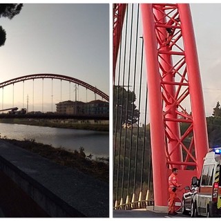 Persona si arrampica sul ponte rosso: soccorsi mobilitati ad Albenga (FOTO)