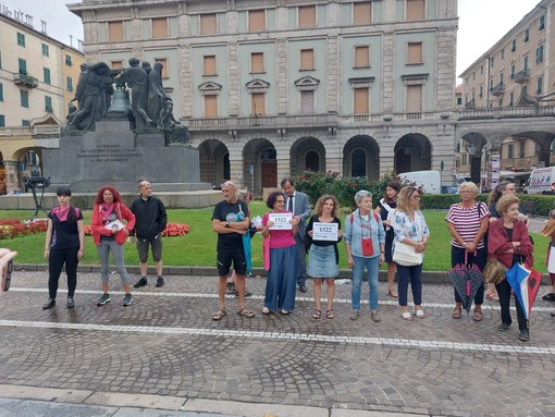 Savona, presidio in piazza Mameli contro il femminicidio e in ricordo di Nadia Zanatta (FOTO e VIDEO)